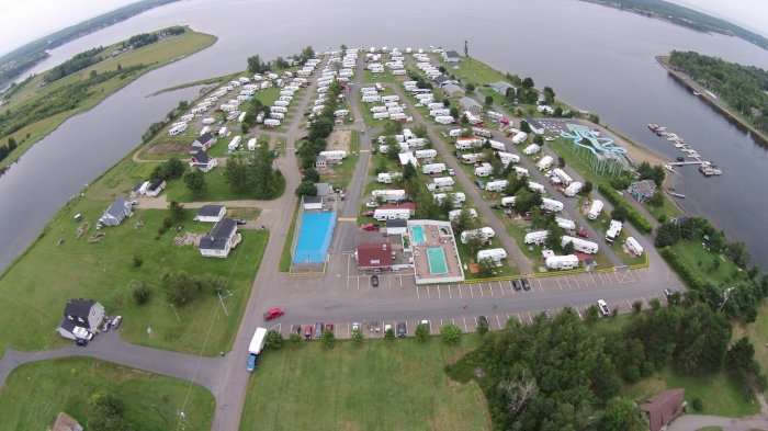 Vente Camping avec piscine et embarcadère, Côte acadienne au Canada