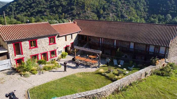 Vente Chambres et tables d'hôtes, restauration avec piscine, au coeur de l'Auvergne, à Blesle (43450), dans un village touristique
