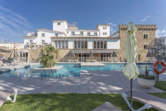 Vente Château hôtel restaurant avec piscine et mini terrain de golf, Girona à Girona-Espagne