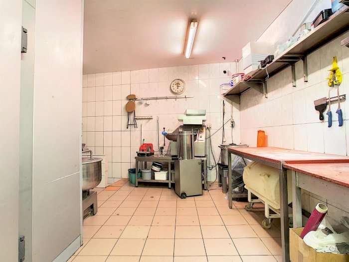 Vente Rez commercial de +/-105 m2 actuellement aménagé en boucherie à Anderlecht dans un quartier commerçant