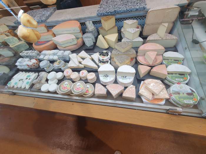 Vente Artisan crémerie - fromagerie (boutique avec place de marché) dans le Jura dans une ville touristique (39)