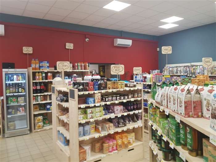 Vente Tabac, alimentation, produits du terroir, presse, FDJ, loto à Aubenas dans un petit centre commercial (07200)