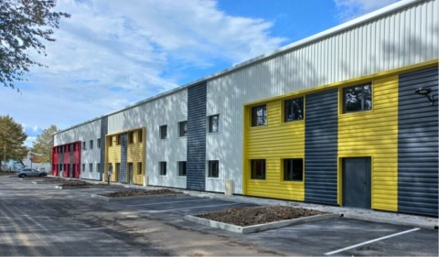 Vente Village industriel comportant 2 bâtiments de 7 locaux d'activité à Pau dans une zone d'activité (64000) en France