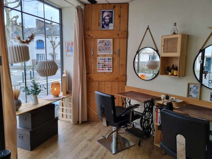 Vente Salon de coiffure et vente de parfums - bijoux à Nantes (44000), dans une zone fréquentée