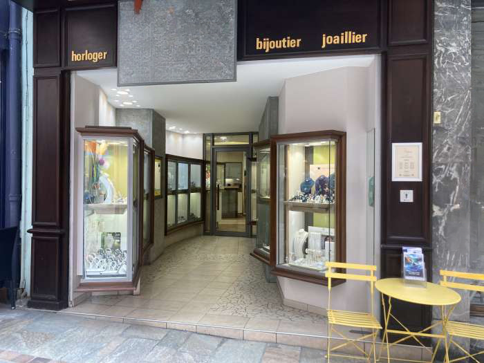 Vente Bijouterie, joaillerie, horlogerie à Bourg-Saint-Maurice (73700), dans une rue piétonne