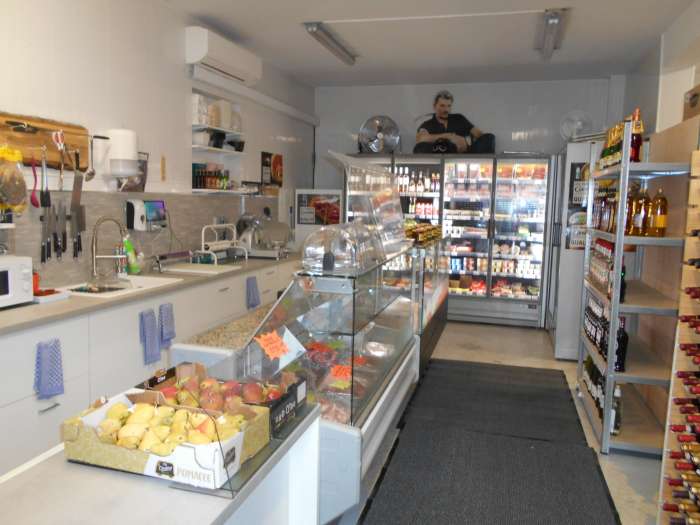 Vente Alimentation générale, fruits et légumes, rôtisserie, pain, produits du pays dans les Alpes de Haute Provence (04), dans une zone touristique en France