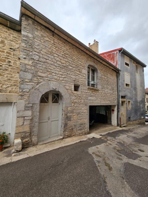 Vente Immeuble avec local commercial à Salins-les-Bains (39110) en France