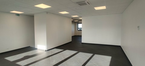 Vente Bureaux / Locaux professionnels, 140 m2 à Saint-Pierre-du-Perray (91280)