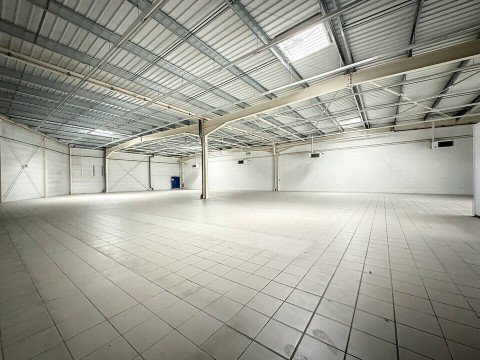 Vente Local commercial , 870 m2 dans zone industrielle et commerciale à Montluçon (03100) en France
