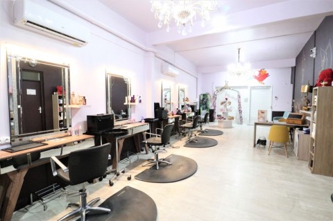 Vente Salon de coiffure, 760 pi2 dans le centre ville, à Saint-François (97118) en France