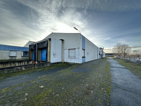 Vente Local d'activité / Entrepôt, 1958 m2 dans une zone industrielle, à Montluçon (03100) en France