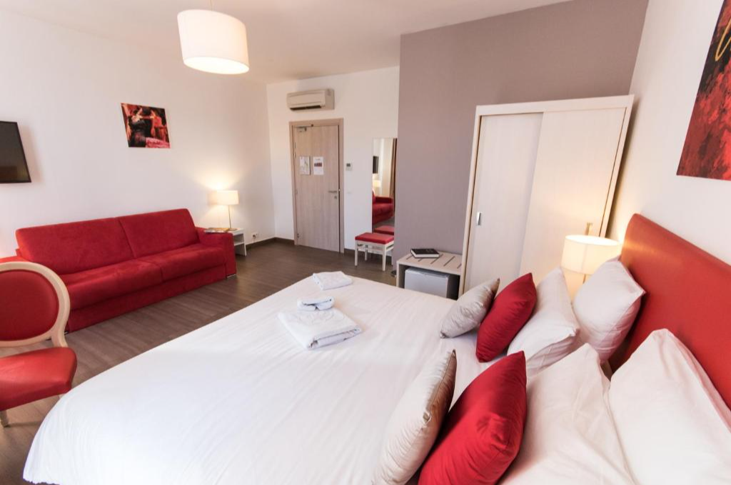 Vente Hôtel bureau 3* de 20 chambres avec parking dans une zone touristique, proche de Cannes (06150) en France
