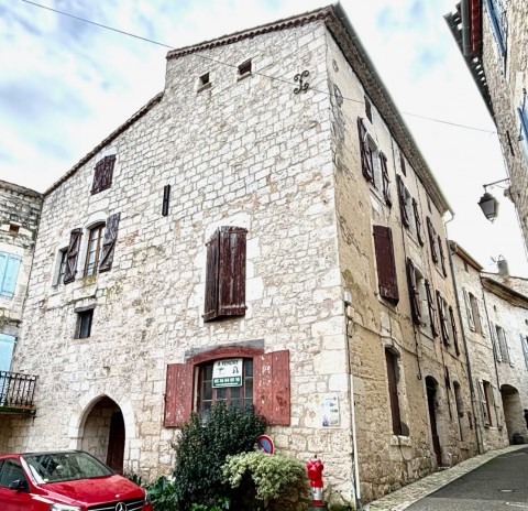 Vente Immeuble à rénover de 459 m² dans un village touristique à Montcuq (46) en France