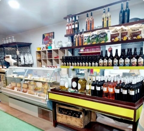 Vente Fruits et légumes, épicerie fine, vins, fromages et fruits secs dans une zone fréquentée, à Tarbes (65000)