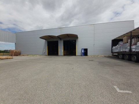 Vente Local commercial Bureaux / Locaux professionnels, Local d'activité / Entrepôt, 250 m2 dans une zone d'activité, à Challes-les-Eaux (73190) en France