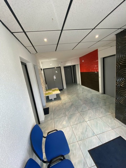 Vente Local commercial Bureaux / Locaux professionnels, Local d'activité / Entrepôt, 250 m2 dans une zone d'activité, à Challes-les-Eaux (73190) en France