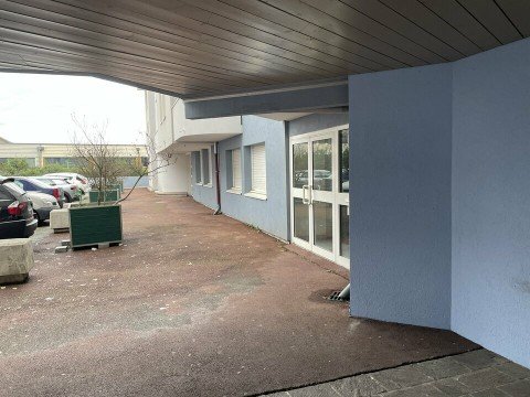 Vente Bureaux / Locaux professionnels, 202 m2 à proximité de toutes les commodités, à La Motte-Servolex (73290)