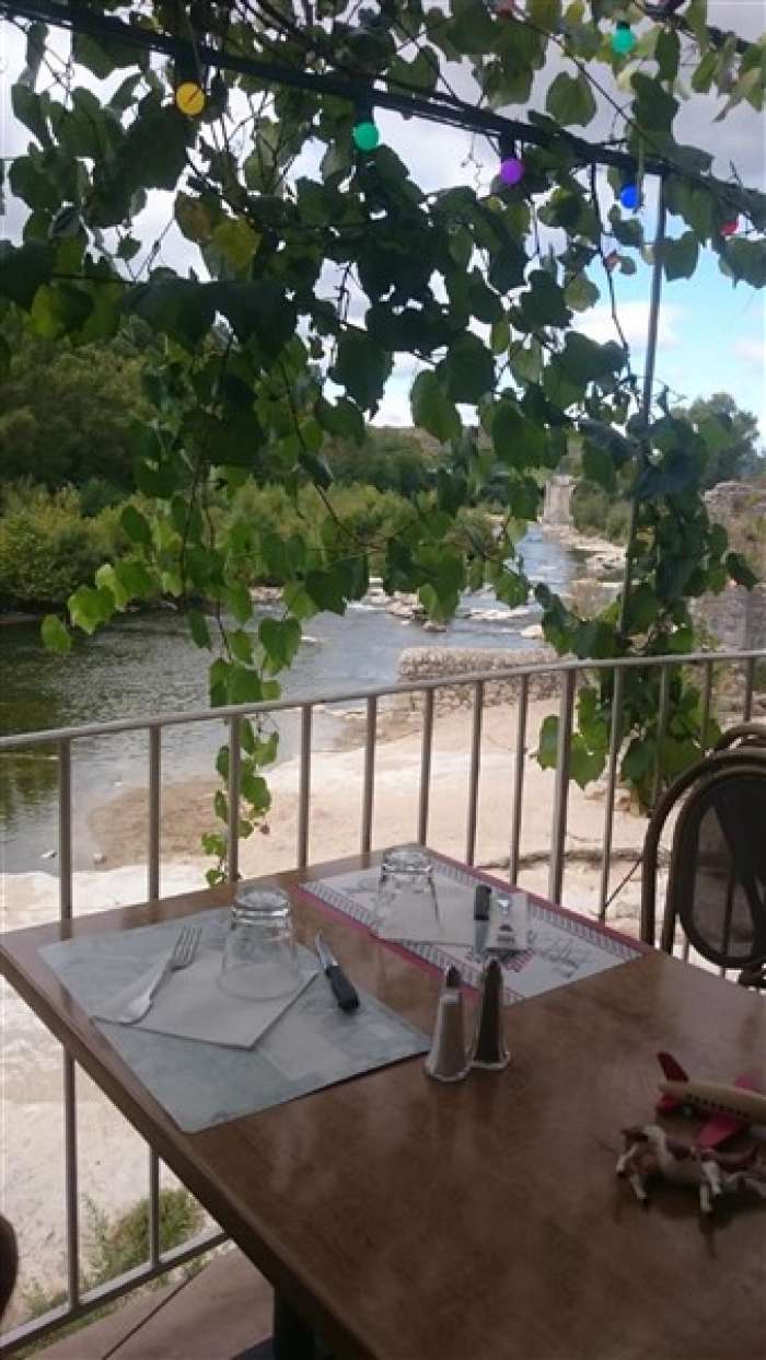 Vente Bar, glacier, restaurant saisonnier avec une belle terrasse, au bord d'une rivière, poche de Ruoms (07120) en France