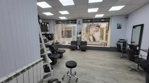 Vente Local commercial actuellement Salon de coiffure, 440 pi2 dans une rue commerçante, à Le Cheylard (07160) en France