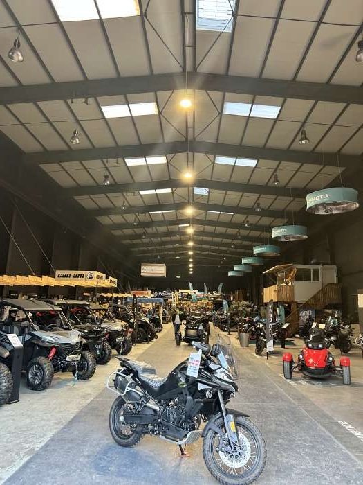 Vente Garage, Moto / scooter, 30090 pi2 dans une zone industrielle, à Aubagne (13400) en France