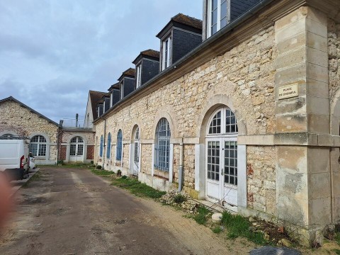 Vente Bureaux / Locaux professionnels, 1200 m2 à Compiègne (60200) en France