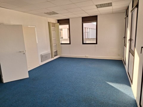 Vente Bureaux / Locaux professionnels, 1740 pi2 à Compiègne (60200) en France