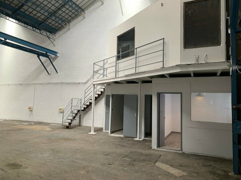 Vente Local commercial Local d'activité / Entrepôt, 332 m2 à Marseille 11ème (13011) en France