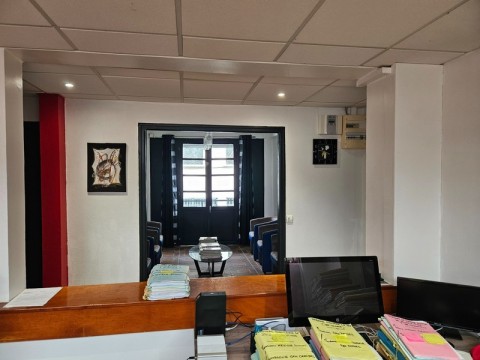 Vente Bureaux / Locaux professionnels, 1250 pi2 près de Pointe-à-Pitre (97110) en France