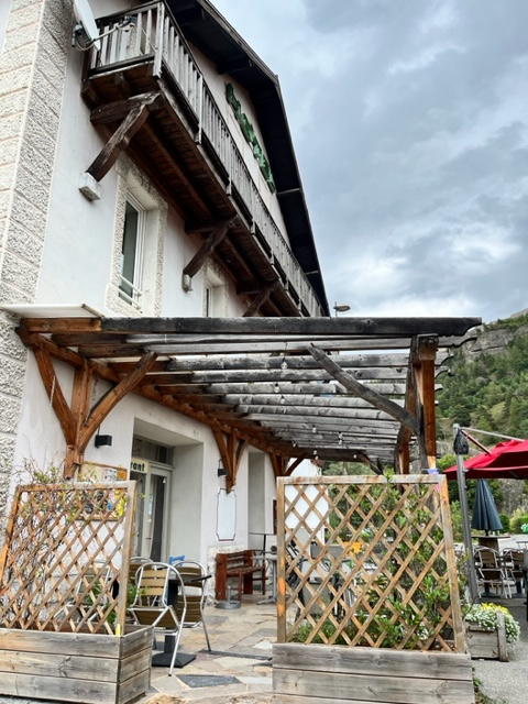 Vente Bar, Hôtel bureau d'environ 10 chambres avec parking et terrasse dans les Hautes Alpes (05)