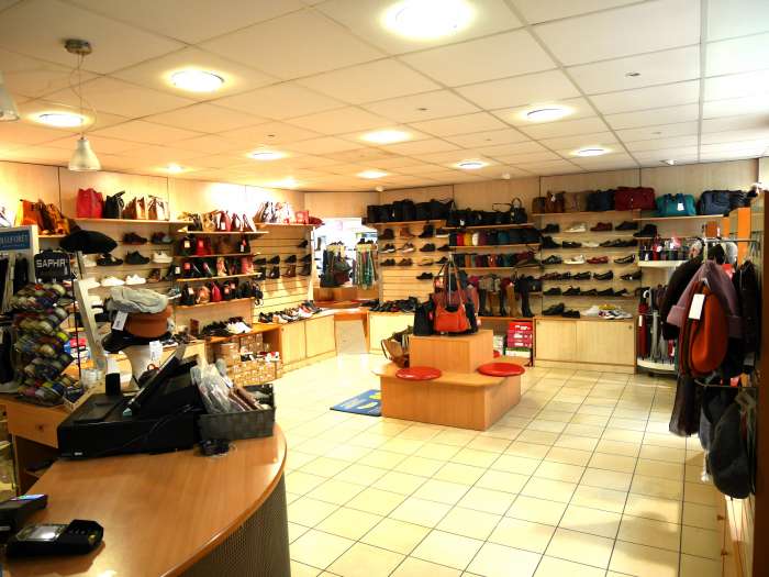 Vente Chaussures, maroquinerie, accessoire, cordonnerie clé dans une rue passante, à Navarrenx (64190)