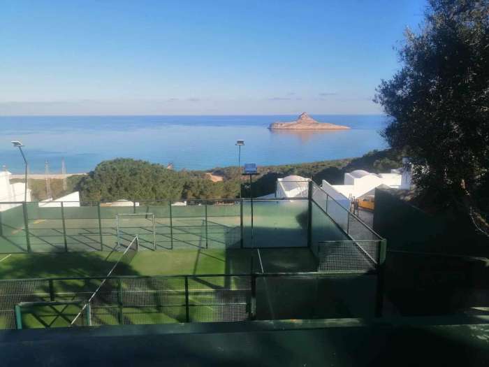 Vente Padel tennis Pétanque fitness niché entre mer et montagne en face d'une pinède à Rafraf