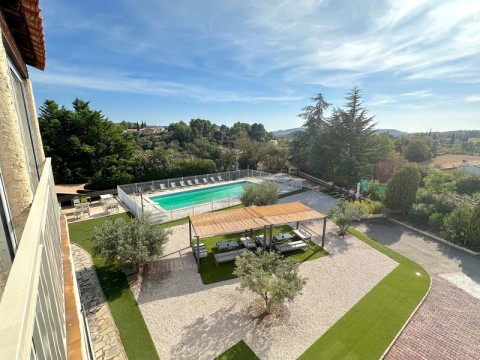 Vente Hôtel bureau de 21 chambres avec piscine et parking au calme, à Le Castellet (83330)