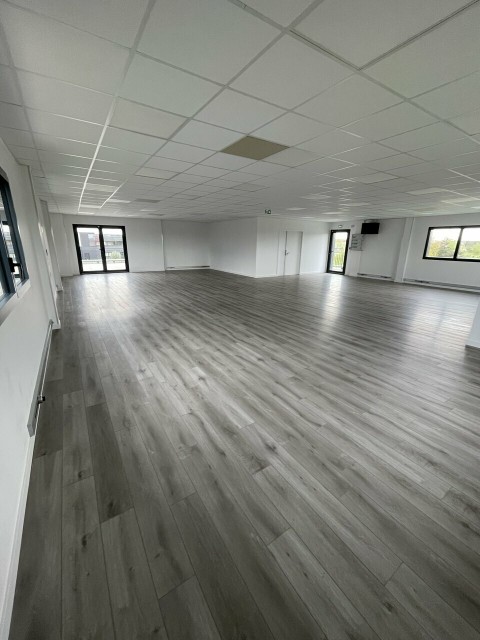 Vente Bureaux / Locaux professionnels, 150 m2 à Gazeran (78125) en France