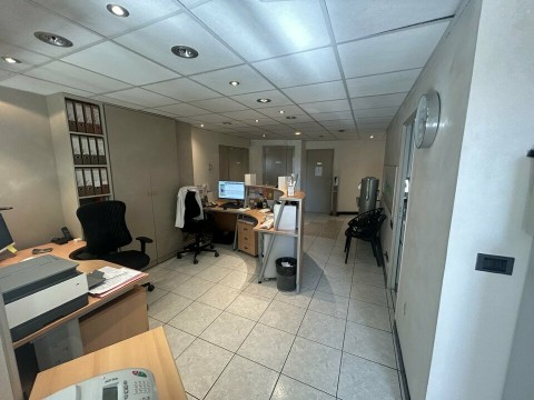 Vente Bureaux / Locaux professionnels, 180 m2 à Le Pontet (84130)