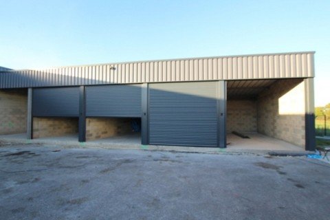 Vente Box de 22 m2 idéal pour stocker du matériel ou un véhicule dans une zone artisanale, poche de Chalon-sur-Saône (71100)