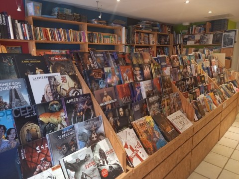 Vente Bouquiniste, librairie, carterie dans une rue piétonne, en Charente Maritime (17)