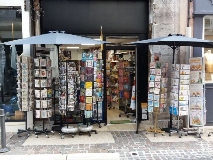Vente Tabac, FDJ, CBD, e-liquide, carterie, souvenir local, bimbloterie dans une rue semi-piétonne et commerçante, à Cahors (46000) en France