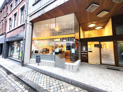 Vente Rez-de-chaussée commercial de 440 pi2 avec une mezzanine de 27 m2 sur une rue commerçante de Huy en Belgique