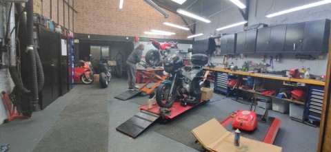 Vente Garage de réparation et vente de motos en plein centre ville de Marcoussis (91460)