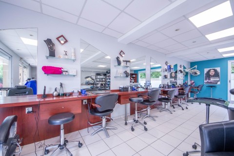 Vente Salon de coiffure, 730 pi2 en centre-ville de Villecresnes en France
