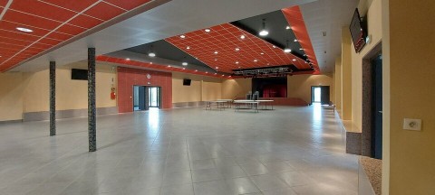 Vente Local commercial idéal pour Organisation de réception, 743 m2 dans une zone artisanale, à Liancourt (60140) en France