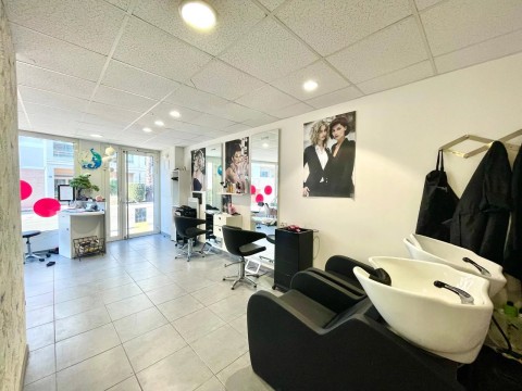 Vente Salon de coiffure, Manucure, Esthétique / salon de beauté, Bar sur un axe passant, à Saint-Raphaël (83700)