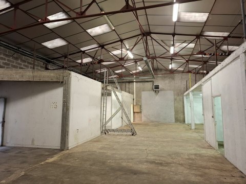 Vente Bâtiment de stockage de 600 m2 en zone artisanale, à Saint-Nazaire (44600) en France