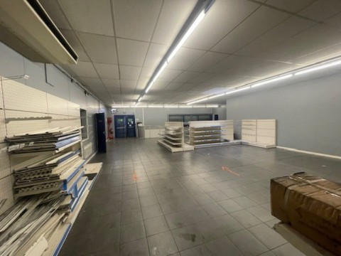 Vente Local de 5390 pi2 sur un axe passant, à Tarbes (65000) en France