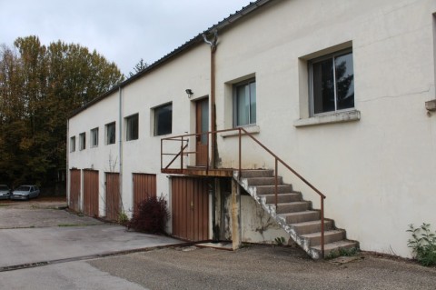 Vente Local de 14080 pi2 dans une zone dynamique, proche de Lons le Saunier (39000) en France
