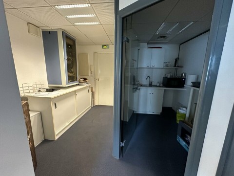 Vente Local commercial idéal pour Bureaux / Locaux professionnels, 1110 pi2 sur un axe passant, à Chartres (28000) en France