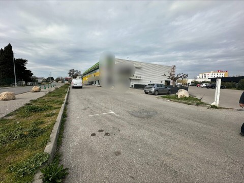 Vente Murs commerciaux, 2550 m2 à Marignane (13700) en France