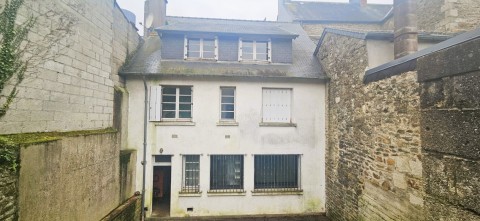 Vente Local commercial Immeuble, 1510 pi2 en plein centre d'une petite ville, à Callac (22160) en France