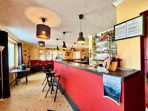 Vente Bar, Restaurant licence IV avec terrasse dans un village touristique, à Montcuq (46800) en France