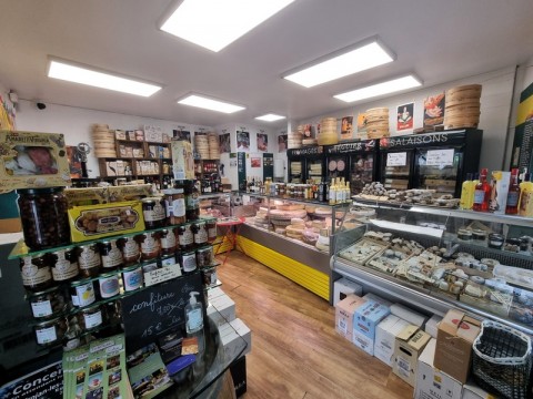 Vente Fromages et salaisons - boutique avec banc de marché en plein centre ville, à Le Château-d'Oléron (17480) en France